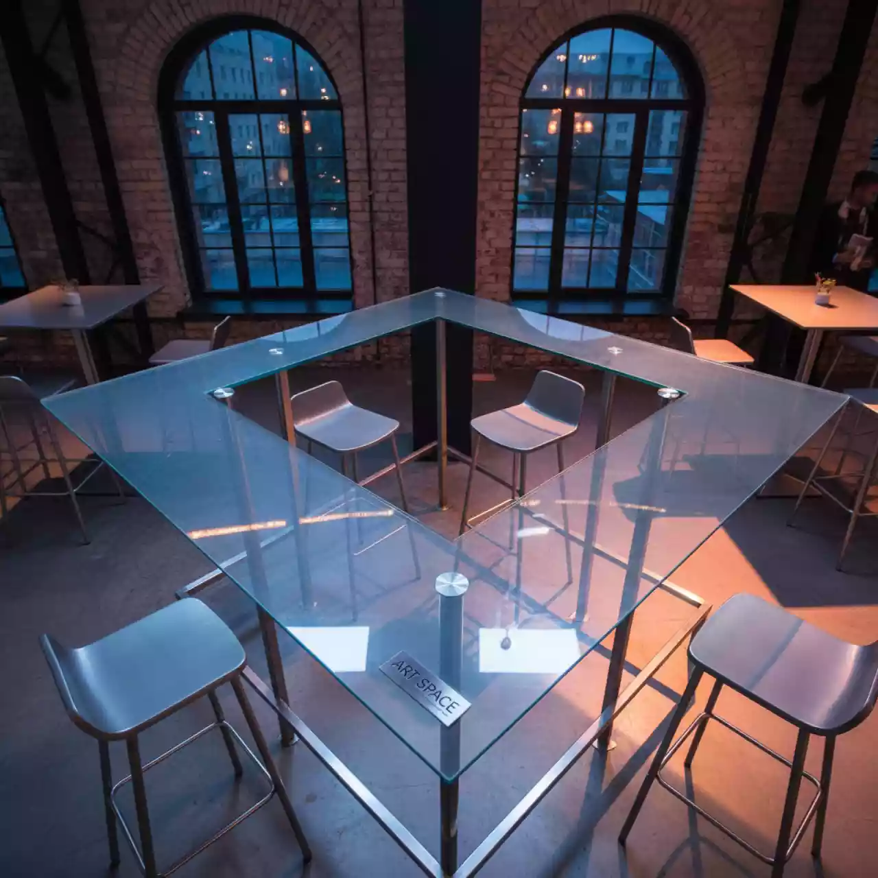 Аренда Столешница стеклянная на верх барной стойки Break Corner Top в Courtyard by Marriott Sochi — ART SPACE