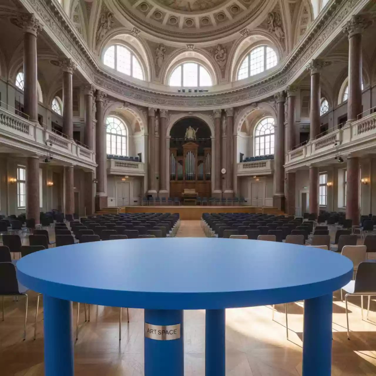 Аренда Столик детский круглый Маммут голубой D 85 см R4E 00176 в Зале органной и камерной музыки — ART SPACE