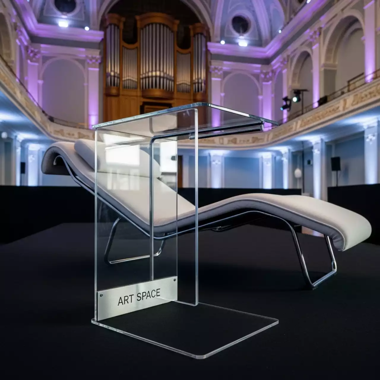 Аренда Столик для лежака со стеклом Lucy в Зале органной и камерной музыки — ART SPACE