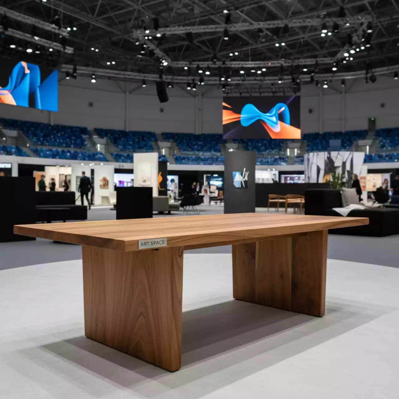 Аренда Столик кофейный с деревянным каркасом из акации Барселона в VK Stadium Sirius — ART SPACE