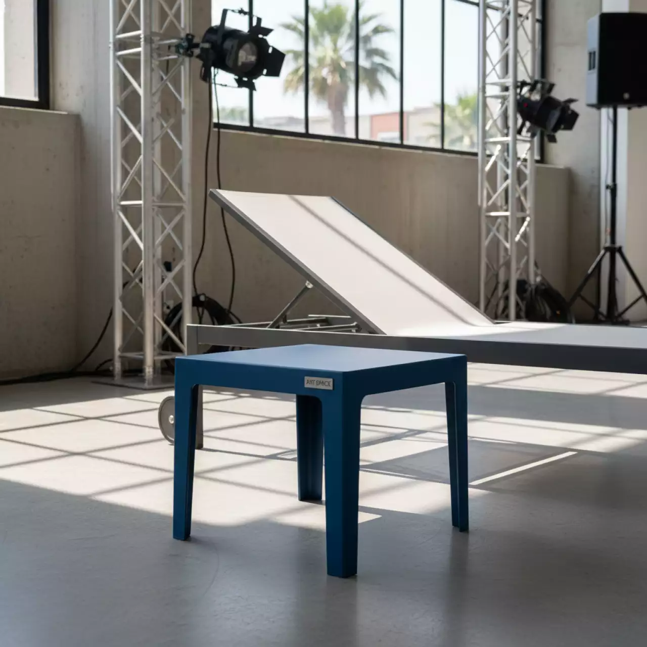 Аренда Столик пластиковый для лежака Rodi в Сириус Арене — ART SPACE