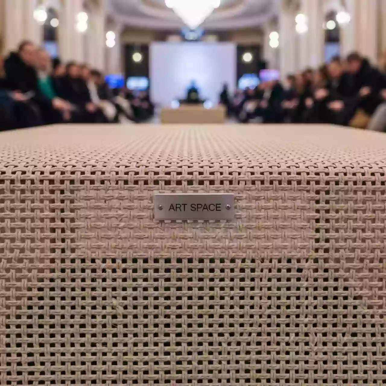 Аренда Столик журнальный бежевый из искусственного ротанга Кон Панна в казино «Сочи» — ART SPACE