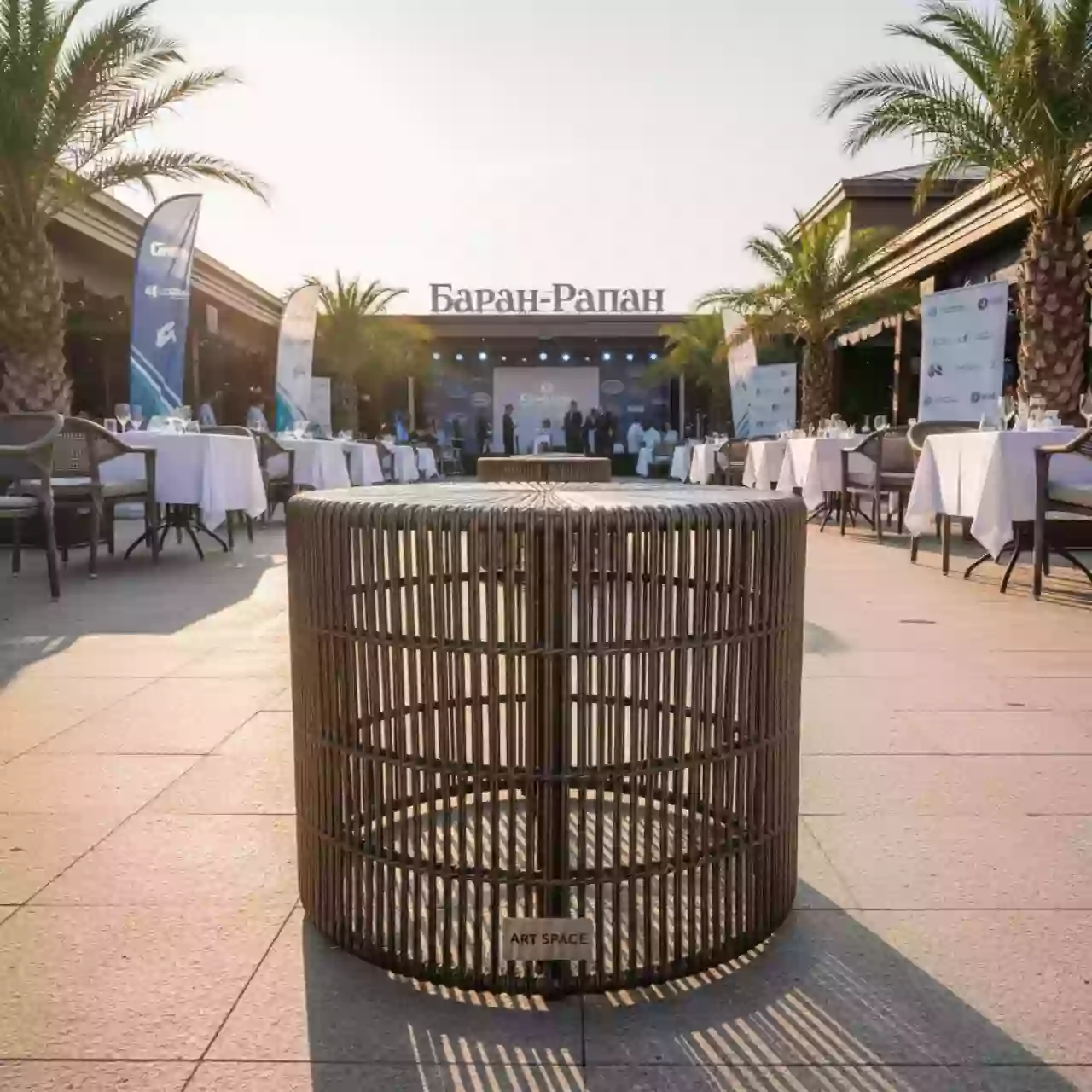 Аренда Столик журнальный из искусственного ротанга бронзового цвета Ницца в ресторане «Баран-Рапан» — ART SPACE