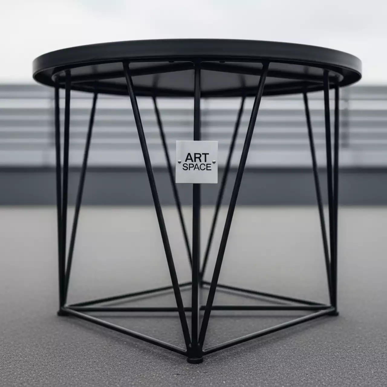 Аренда Столик журнальный круглый черный Cage в Cosmos Sochi Hotel — ART SPACE