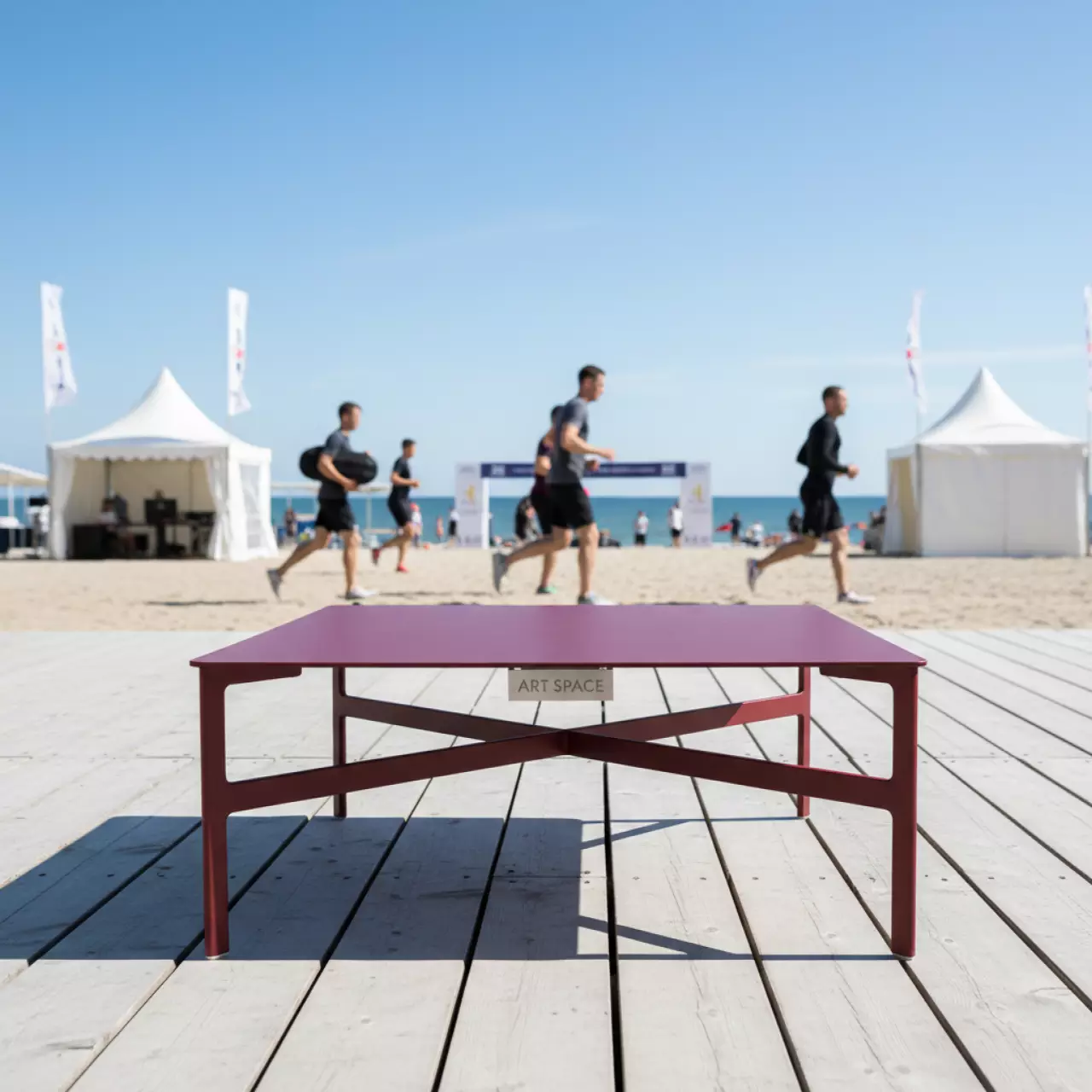 Аренда Столик журнальный металлический бордовый Tasso на пляже «Ривьера» — ART SPACE