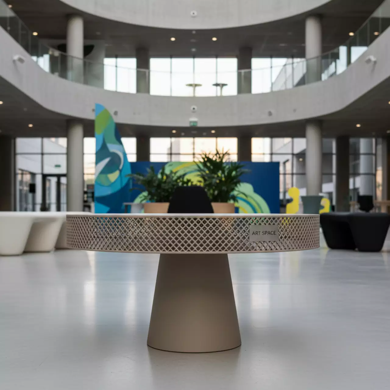 Аренда Столик журнальный пластиковый Net Table 40 в ОКЦ «Галактика» — ART SPACE