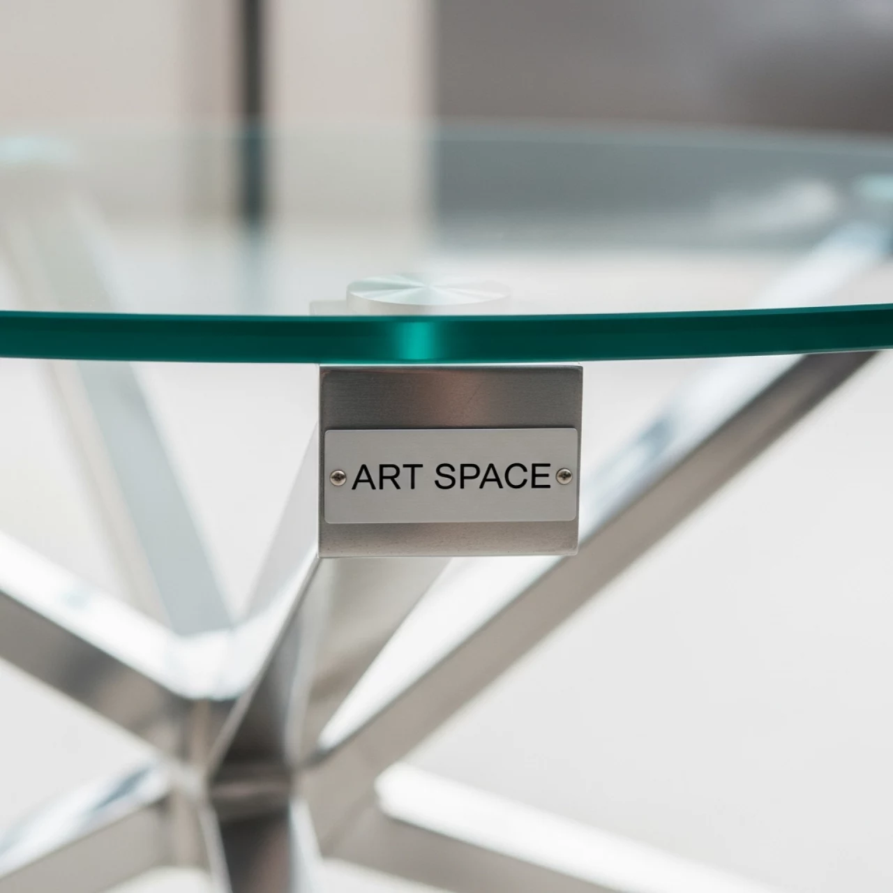 Аренда Столик журнальный стеклянный круглый D70 см 02 099 в Сочи Парк Отеле — ART SPACE