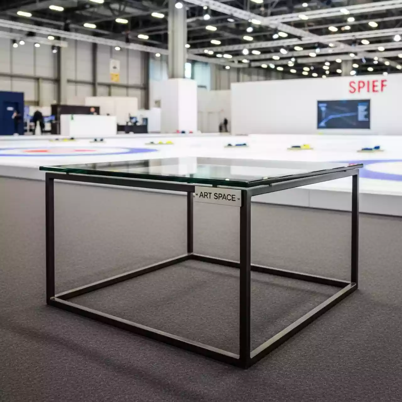 Аренда Столик журнальный стеклянный квадратный 70х70 см в Керлинговом центре «Ледяной куб» — ART SPACE