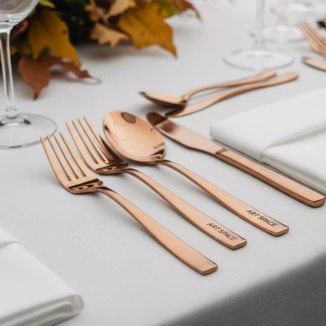 Аренда Столовые приборы розовое золото в ледовом дворце «Роза Хутор» — ART SPACE