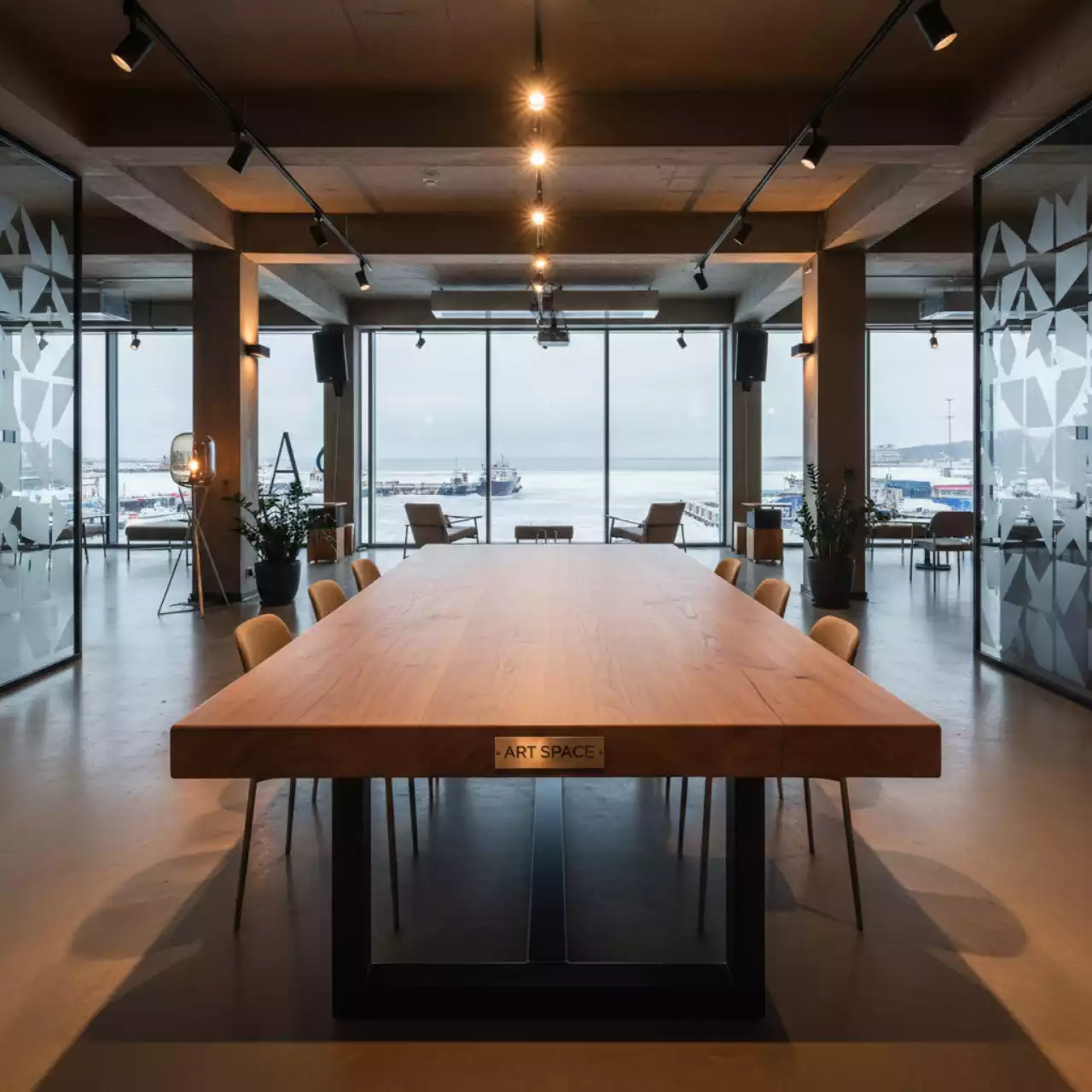 Аренда Столы деревянные на территории Морпорта Сочи — ART SPACE