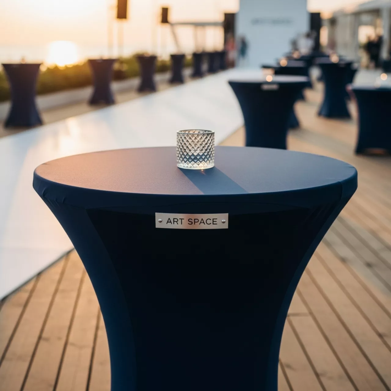 Аренда Столы для кейтеринга для конференций диаметр 150 см на пляже «Маяк» — ART SPACE