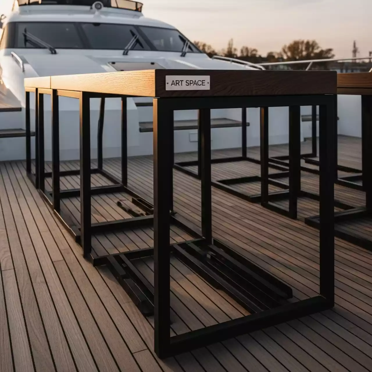 Аренда Столы для выставки на VIP-яхте (Имеретинский порт) — ART SPACE