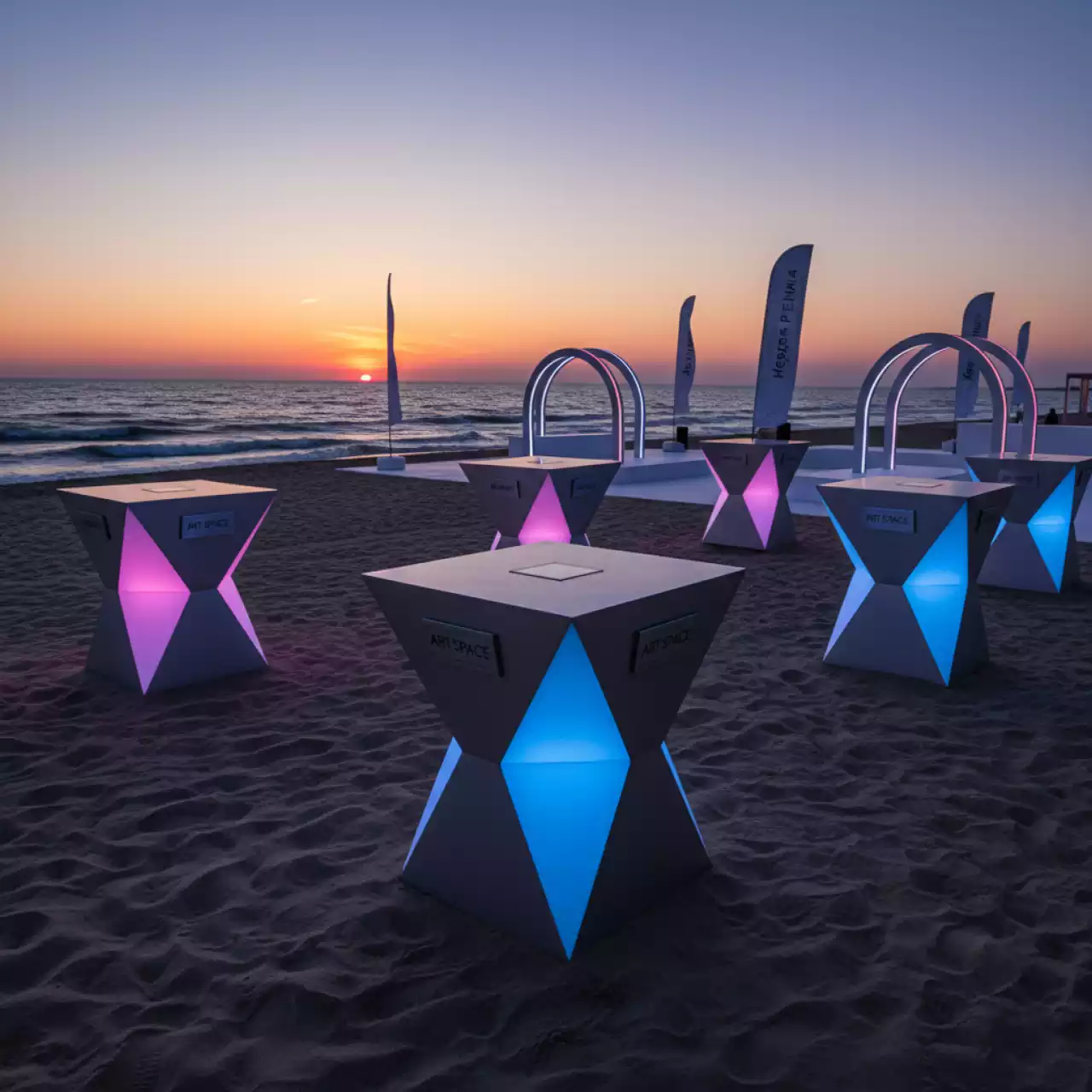 Аренда Столы коктейльные светящиеся на пляже «Ривьера» — ART SPACE