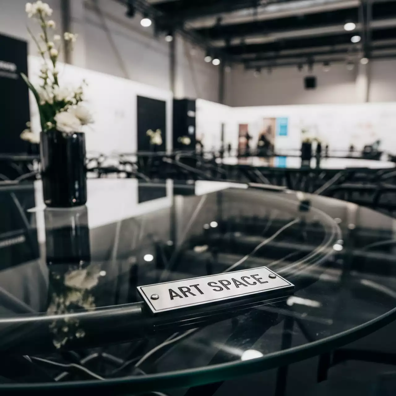 Аренда Столы круглые стеклянные садовые в конгресс-холле отеля Жемчужина — ART SPACE