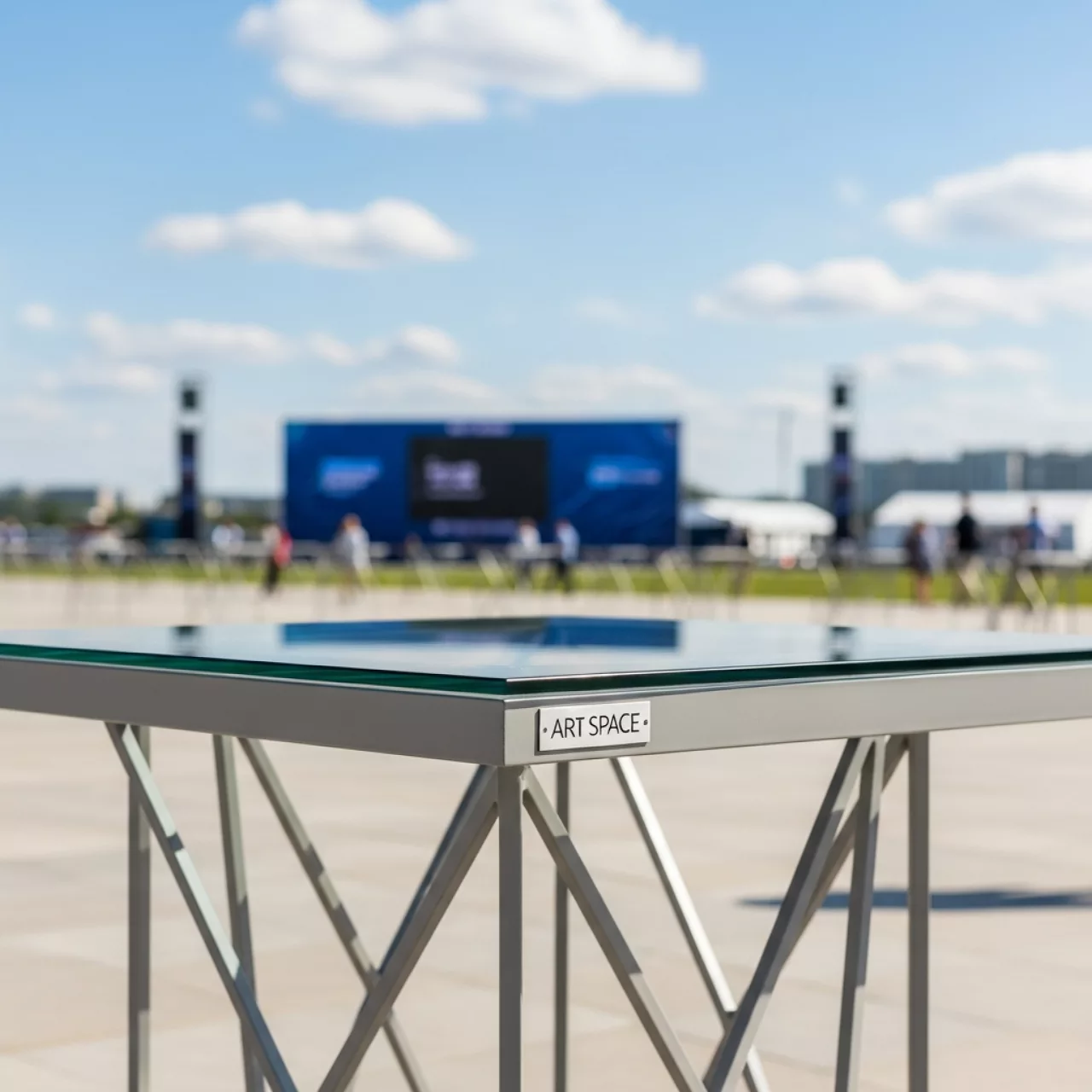 Аренда Столы квадратные садовые стеклянные на Медальной площади — ART SPACE