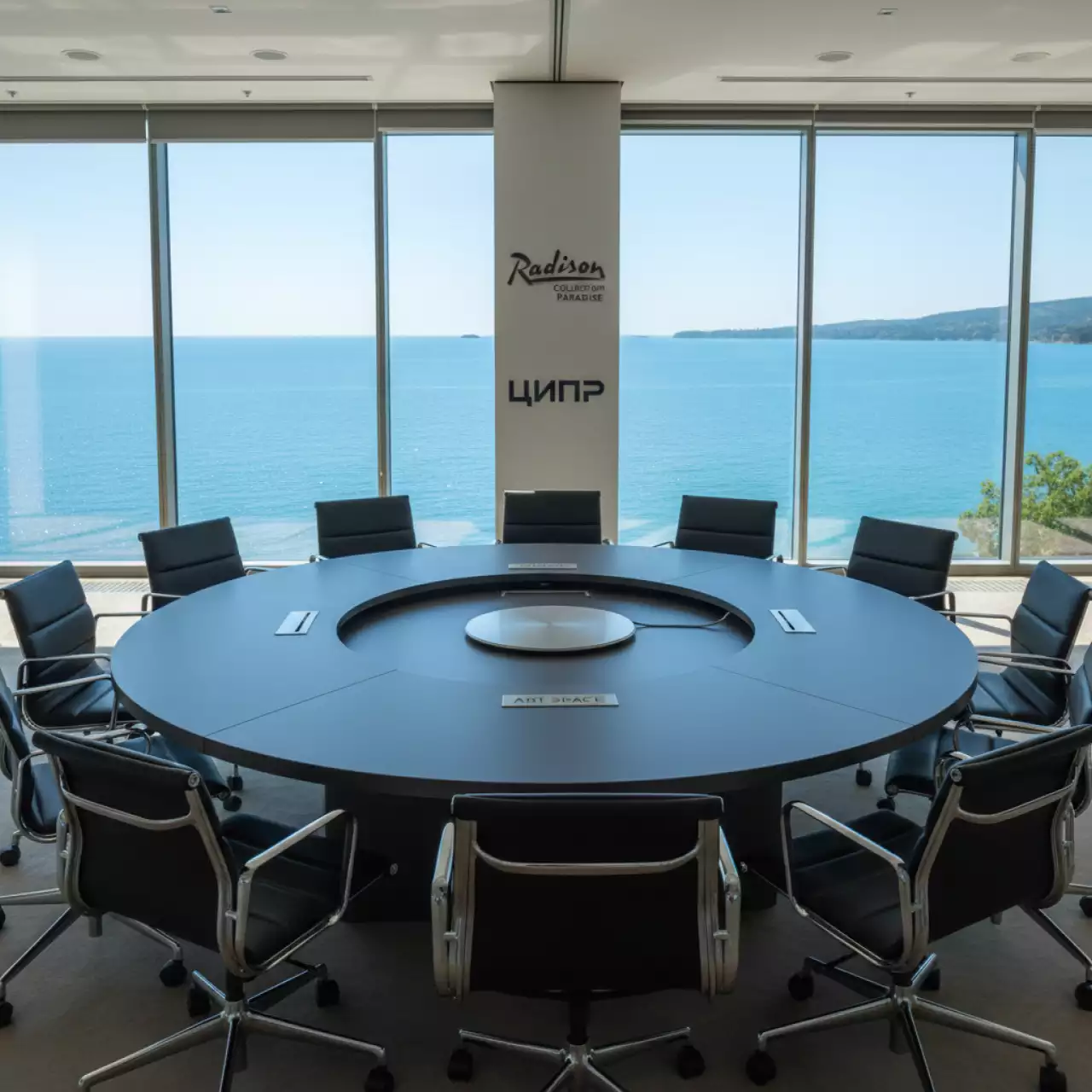 Аренда Столы переговорные диаметр 180 см в Radisson Collection Paradise — ART SPACE