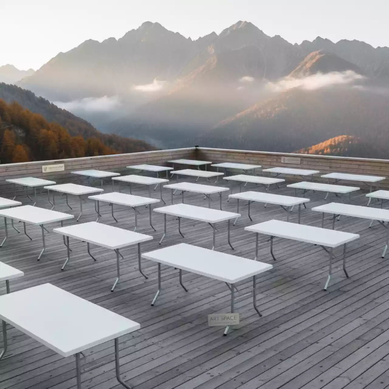 Аренда Столы садовые складные белые на площадке Rosa Peak (2320м) — ART SPACE