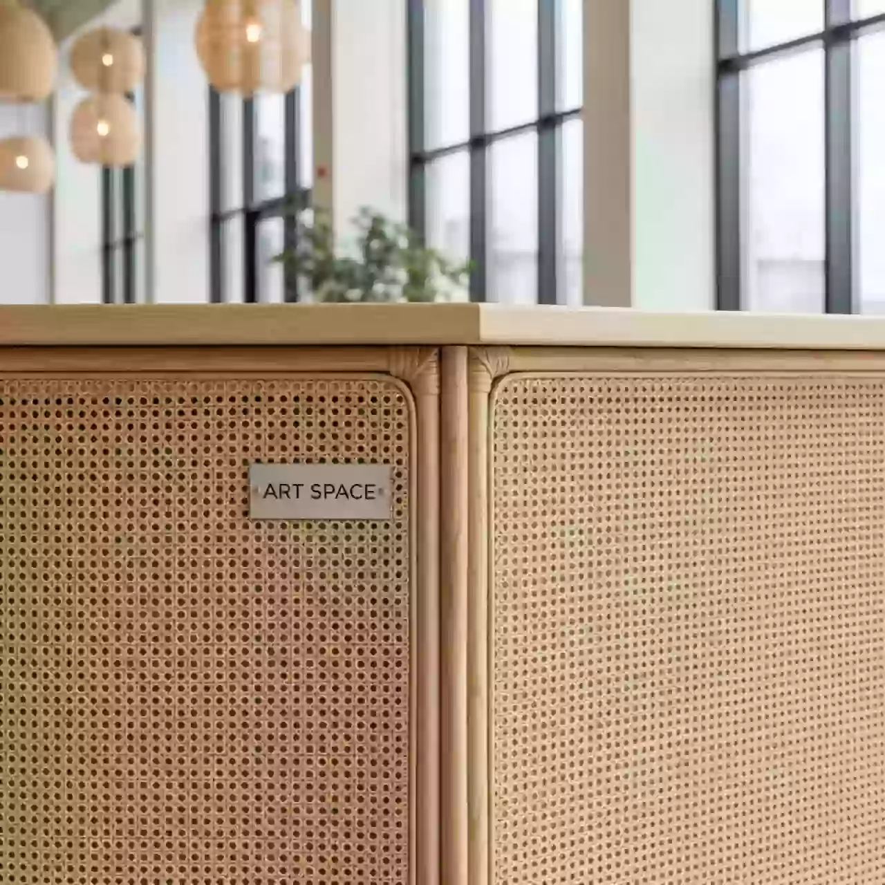 Аренда Стойка барная из ротанга в ледовом дворце «Большой» — ART SPACE