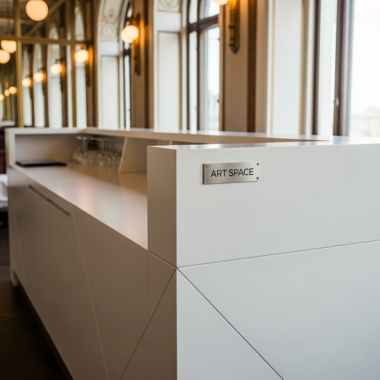 Аренда Стойка барная Laconismo Backstage белая в ресторане «La Terrazza» — ART SPACE