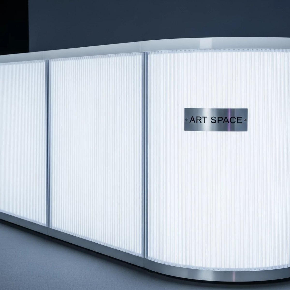 Аренда Стойка барная пластиковая светящаяся на колесах Roller Bar Lighting на пляже «Мандарин» — ART SPACE