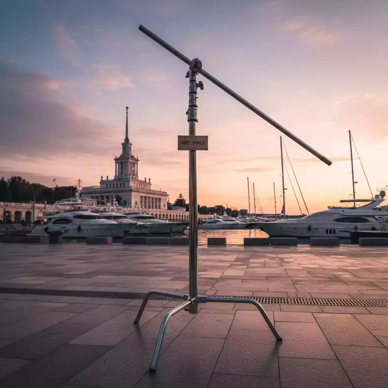 Аренда Стойка C Stand журавль на территории Морпорта Сочи — ART SPACE