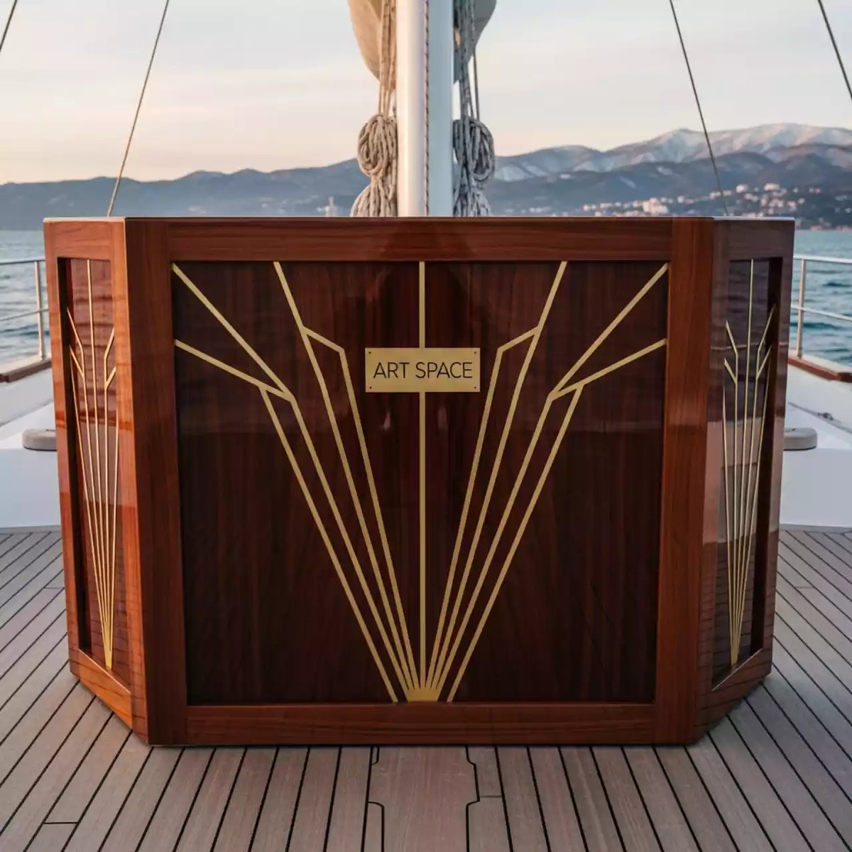 Аренда Стойка диджея из дерева на парусной регате (Сочи) — ART SPACE