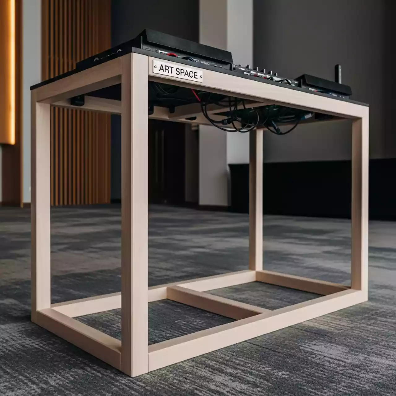 Аренда Стойка DJ усиленная в конгресс-холле отеля Жемчужина — ART SPACE