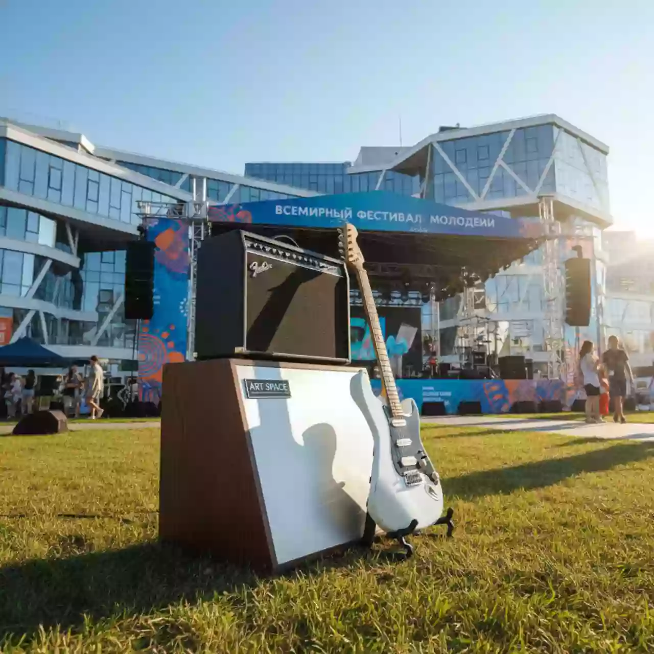 Аренда Стойка для гитарного комбика в Courtyard by Marriott Sochi — ART SPACE