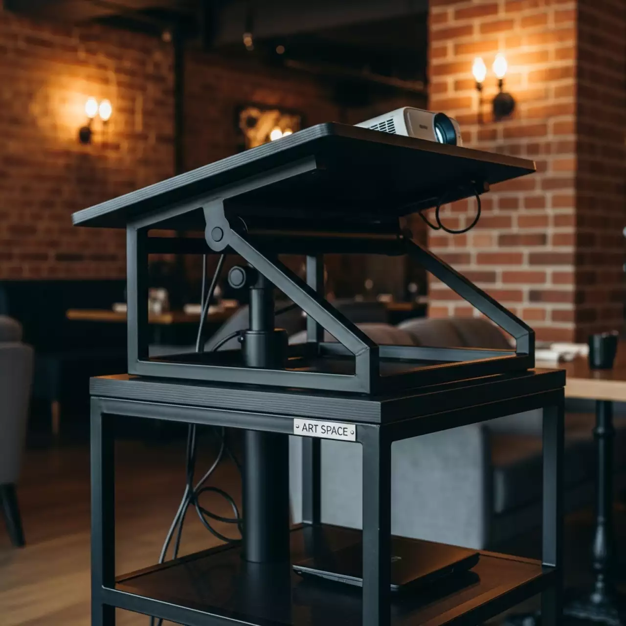 Аренда Стойка для проектора и ноутбука в ресторане «Voda» — ART SPACE