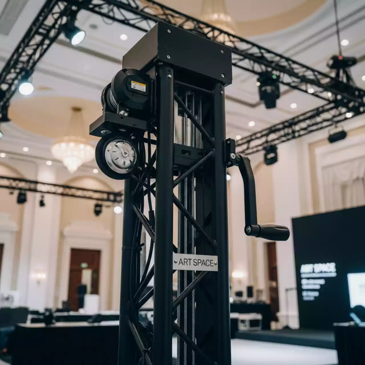 Аренда Стойка элеваторного типа с лебедкой в конгресс-холле отеля Жемчужина — ART SPACE