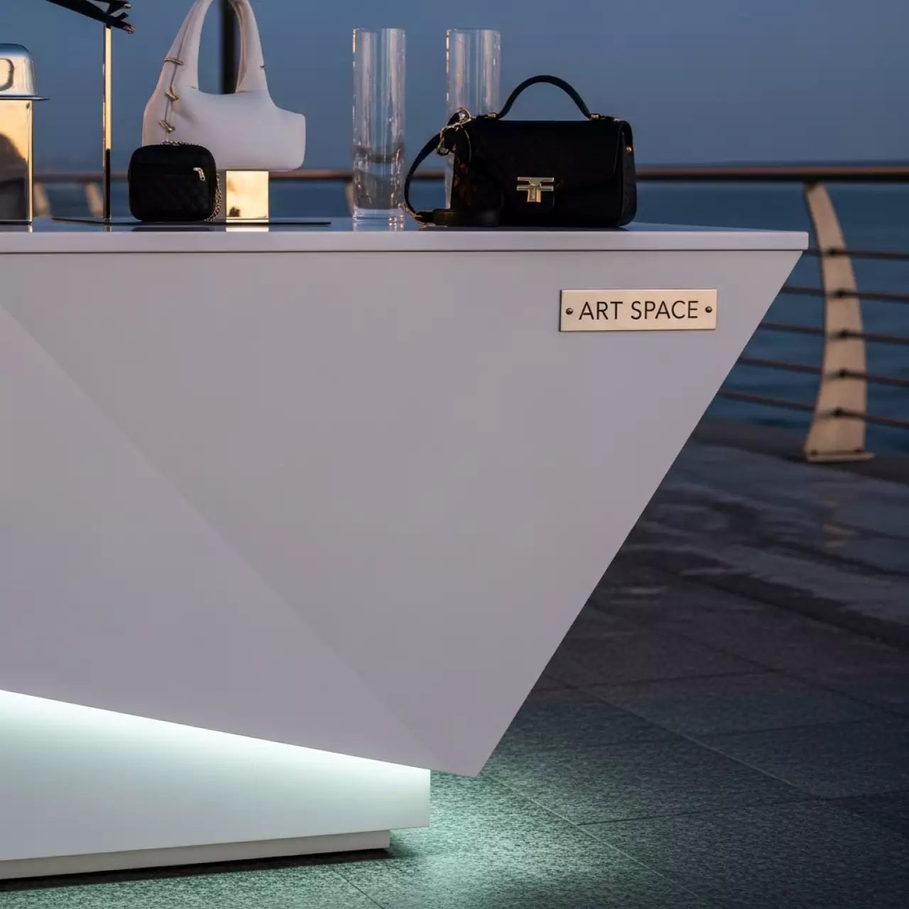 Аренда Стойка фуршетная деревянная белая на Имеретинской набережной — ART SPACE