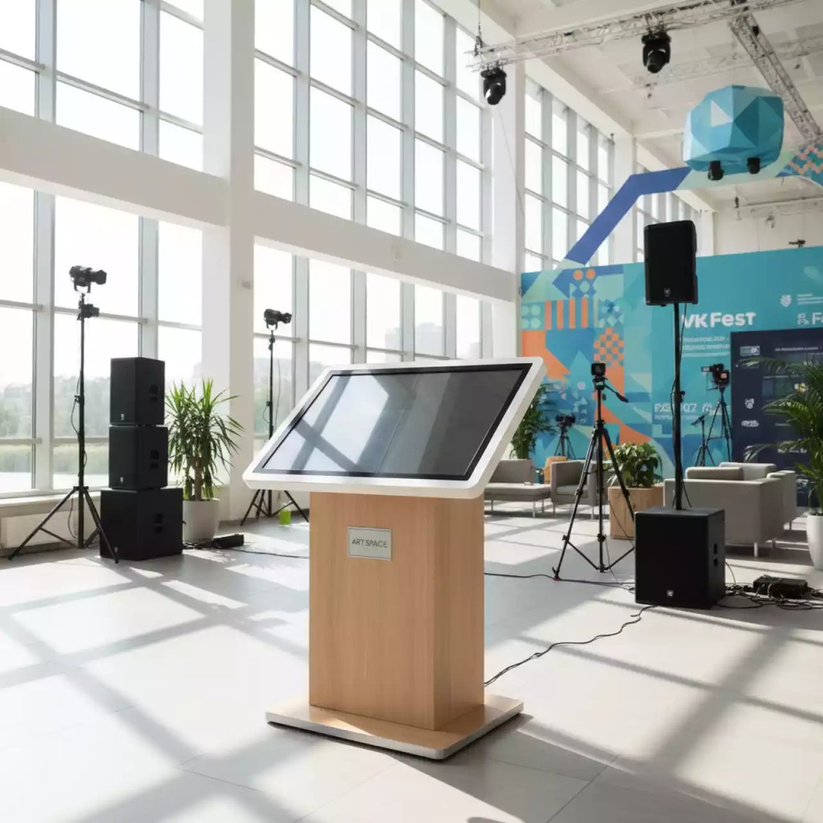 Аренда Стойка интерактивная сенсорная LR Эко 55 в санатории «Черноморье» — ART SPACE