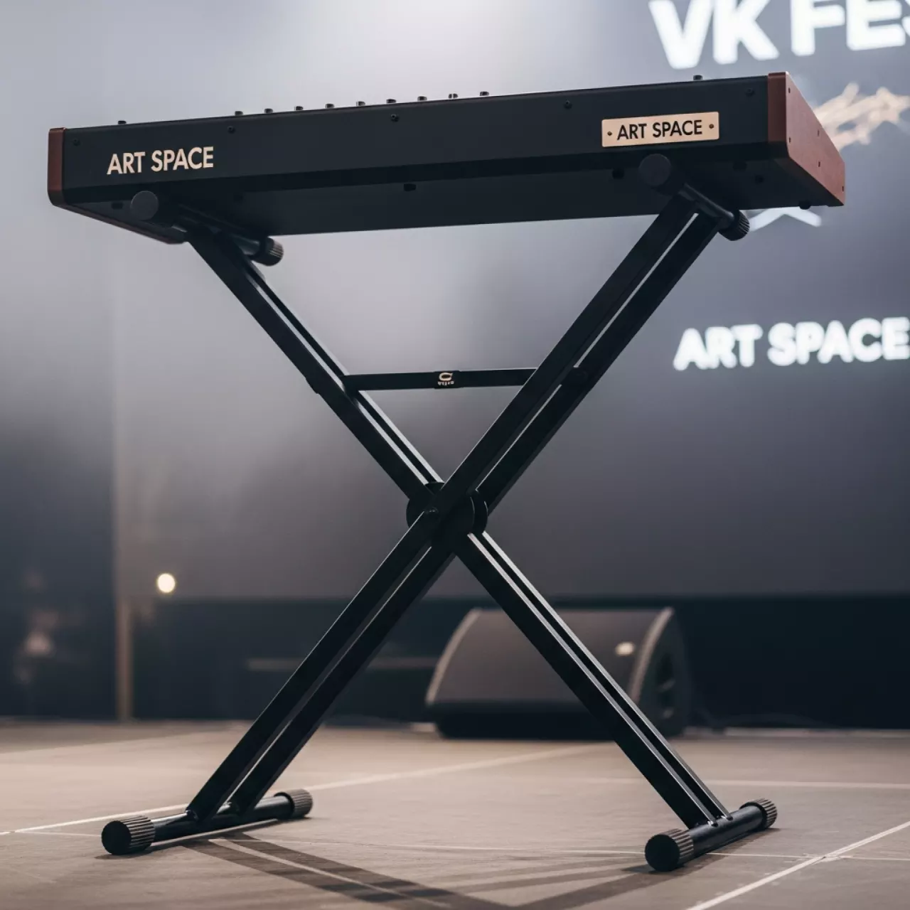 Аренда Стойка клавишная образная Quik lok t 20 bk в ресторане «Voda» — ART SPACE