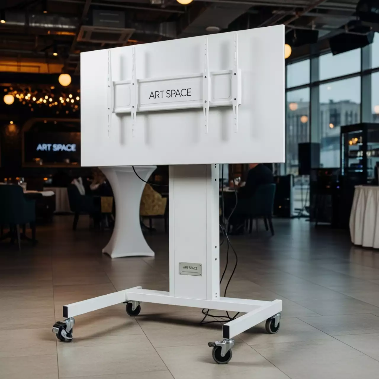 Аренда Стойка мобильная ONKRON TS1881DV для двух телевизоров 40 65 белая в ресторане «Баран-Рапан» — ART SPACE