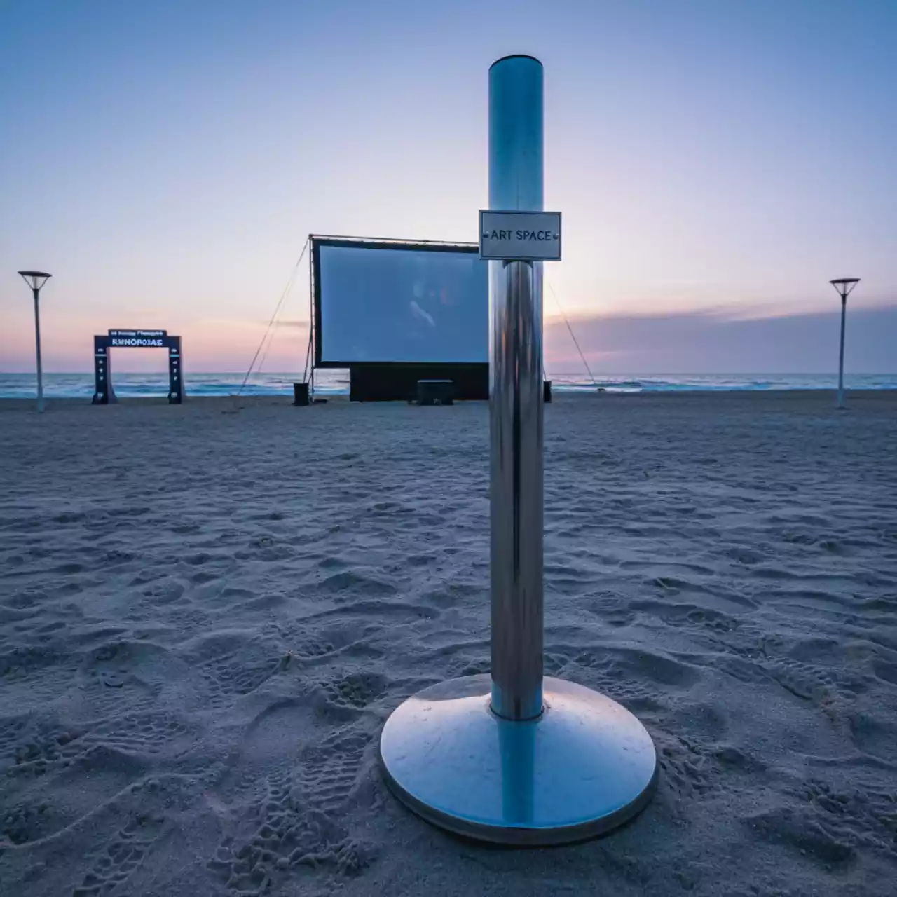 Аренда Стойка ограждения для каната серебряная на пляже «Ривьера» — ART SPACE