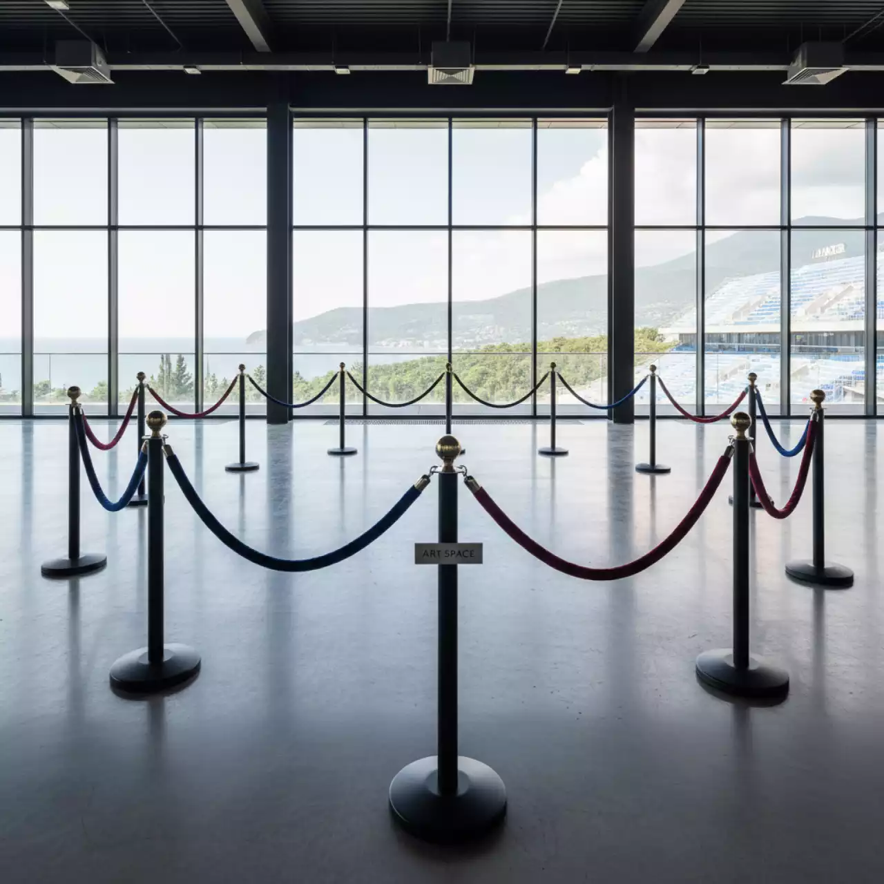 Аренда Стойка ограждения с канатом в ледовой арене «Шайба» — ART SPACE