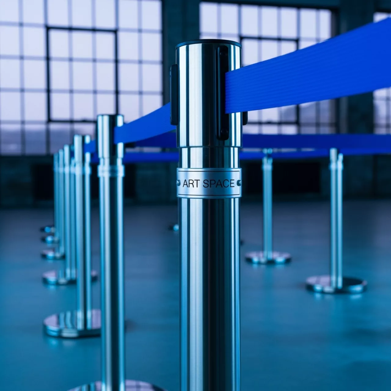 Аренда Стойка ограждения с синей вытяжной лентой нержавеющая сталь в лофте «Студия 21» — ART SPACE