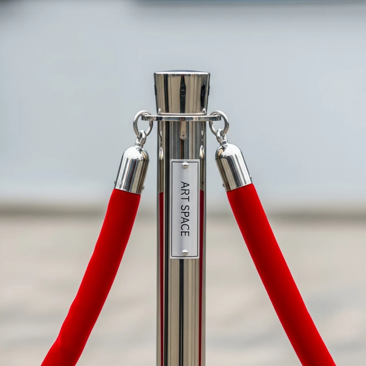 Аренда Стойка ограждения столбик с красной лентой 150 см в Golden Tulip Rosa Khutor — ART SPACE