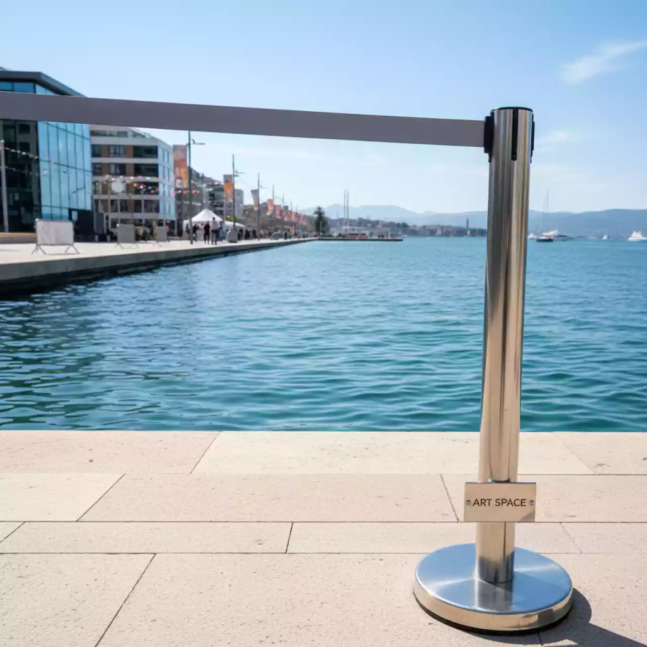 Аренда Стойка ограждения столбик с серой лентой 250 см на Имеретинской набережной — ART SPACE