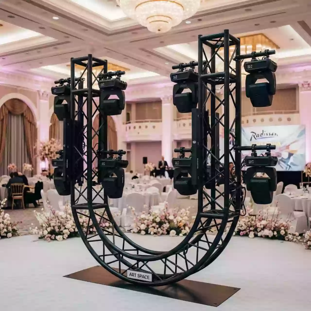 Аренда Стойка П образная для светового оборудования Soundking DA 010 в отеле Radisson Lazurnaya — ART SPACE