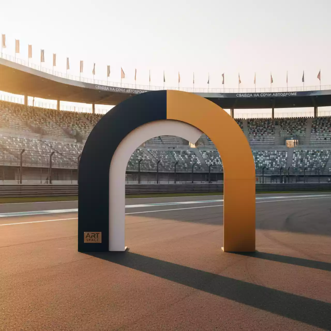 Аренда Стойка полукруглая 2,4х0,9 м на Сочи Автодроме — ART SPACE