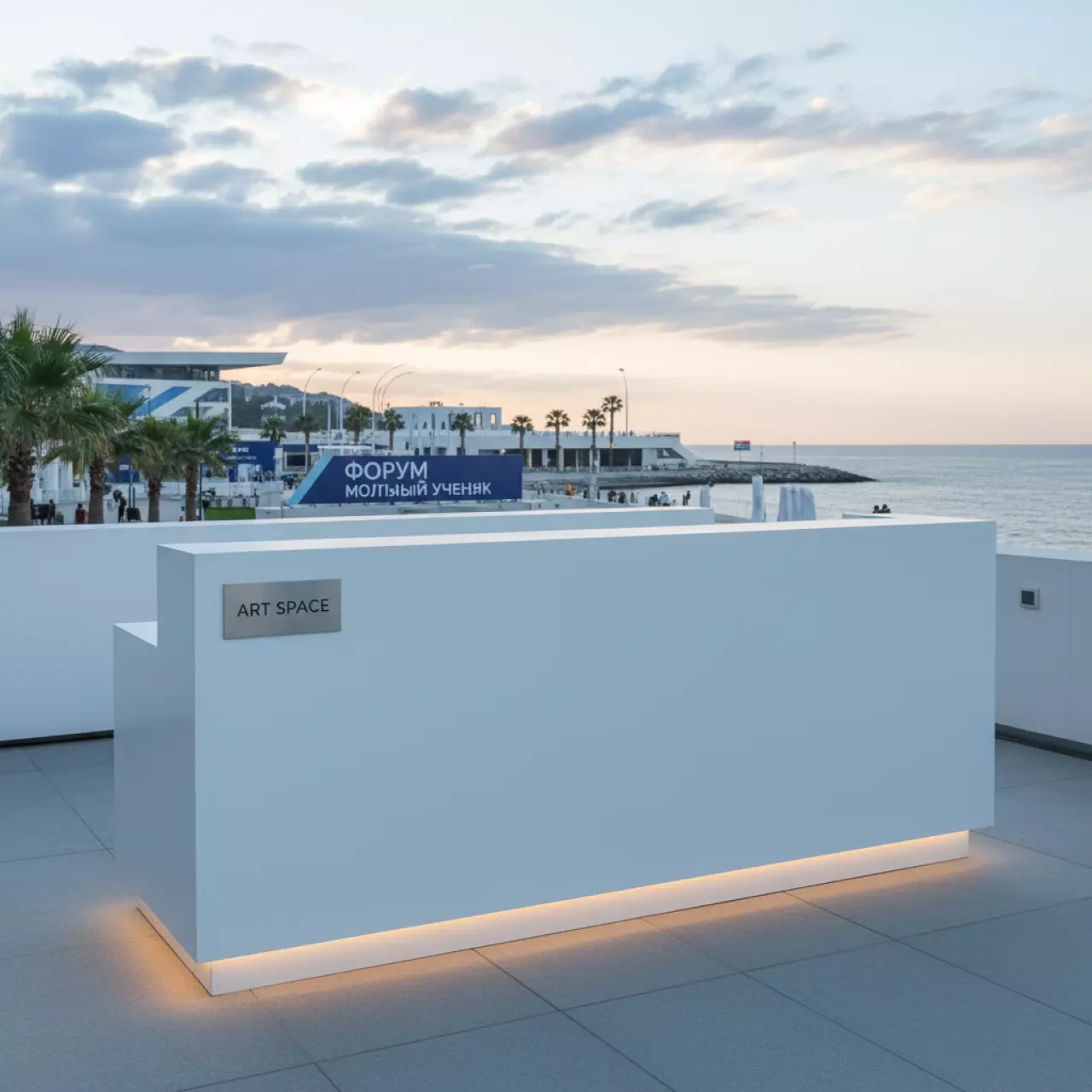 Аренда Стойка ресепшн белого цвета на Имеретинской набережной — ART SPACE
