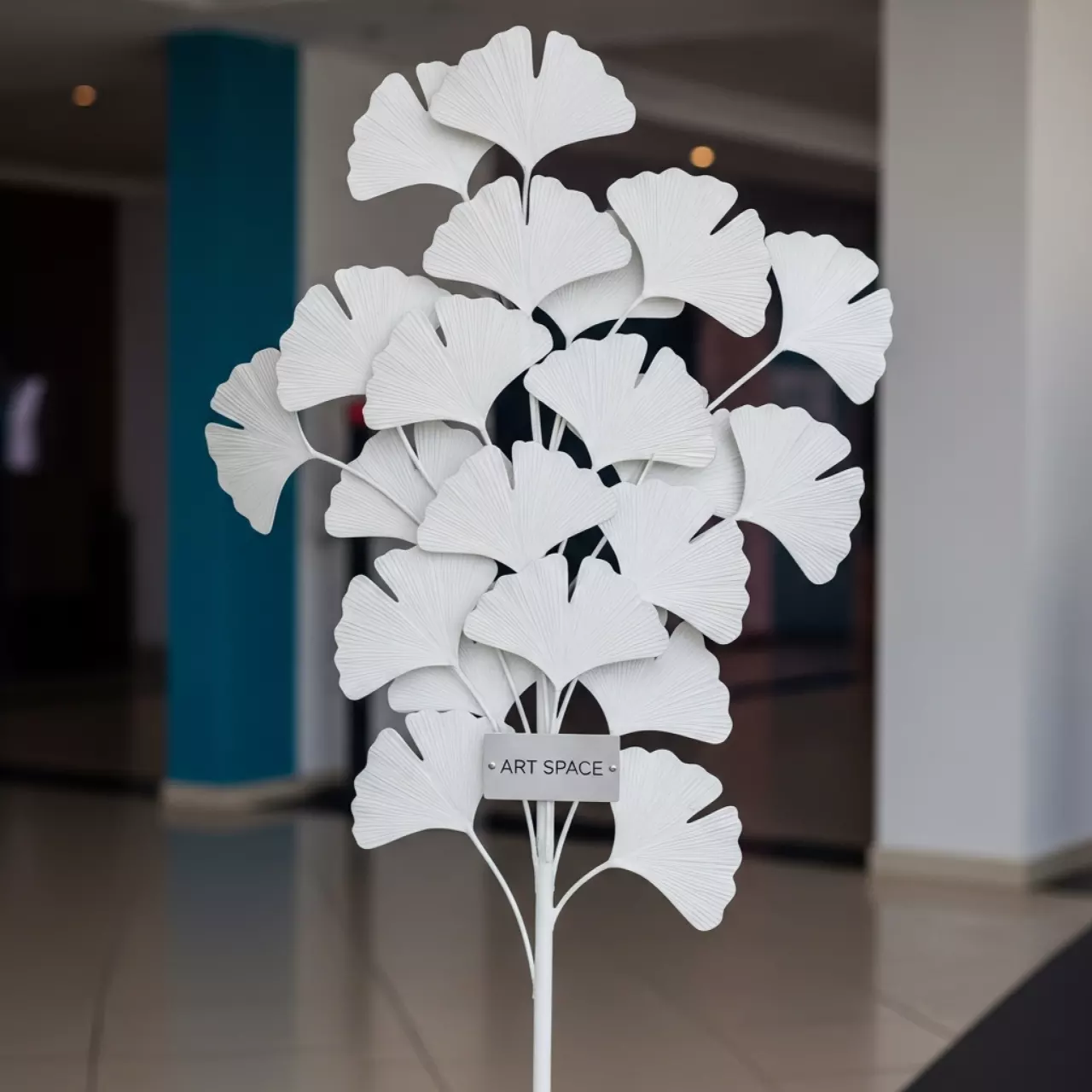 Аренда Стойка с белыми цветами гинкго билоба в Radisson Blu Resort & Congress Centre — ART SPACE