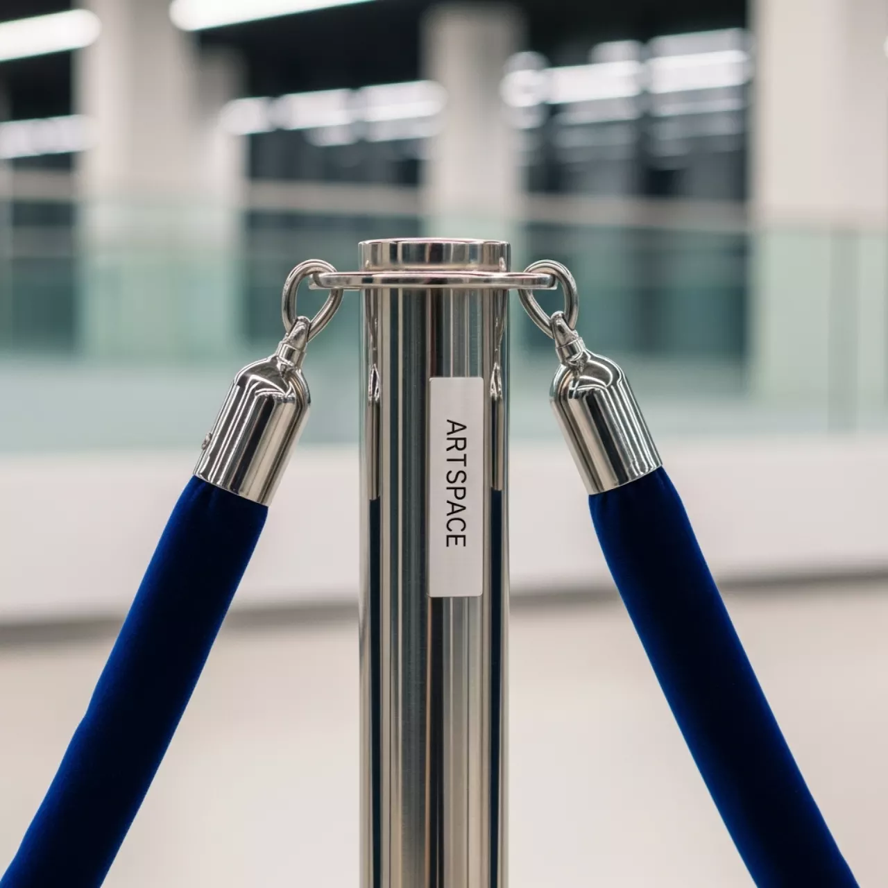 Аренда Стойка серебристая с синим канатом в ОКЦ «Галактика» — ART SPACE