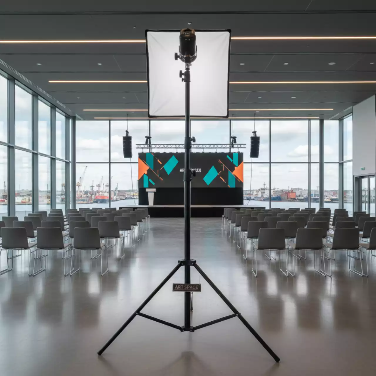 Аренда Стойка световая на треноге Gravity в зале «Чайка» (Морпорт) — ART SPACE