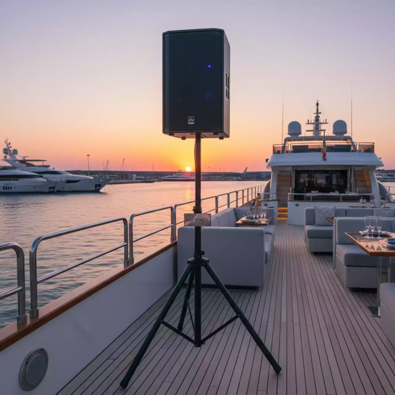 Аренда Стойка тренога под колонку для акустических систем на VIP-яхте (Имеретинский порт) — ART SPACE