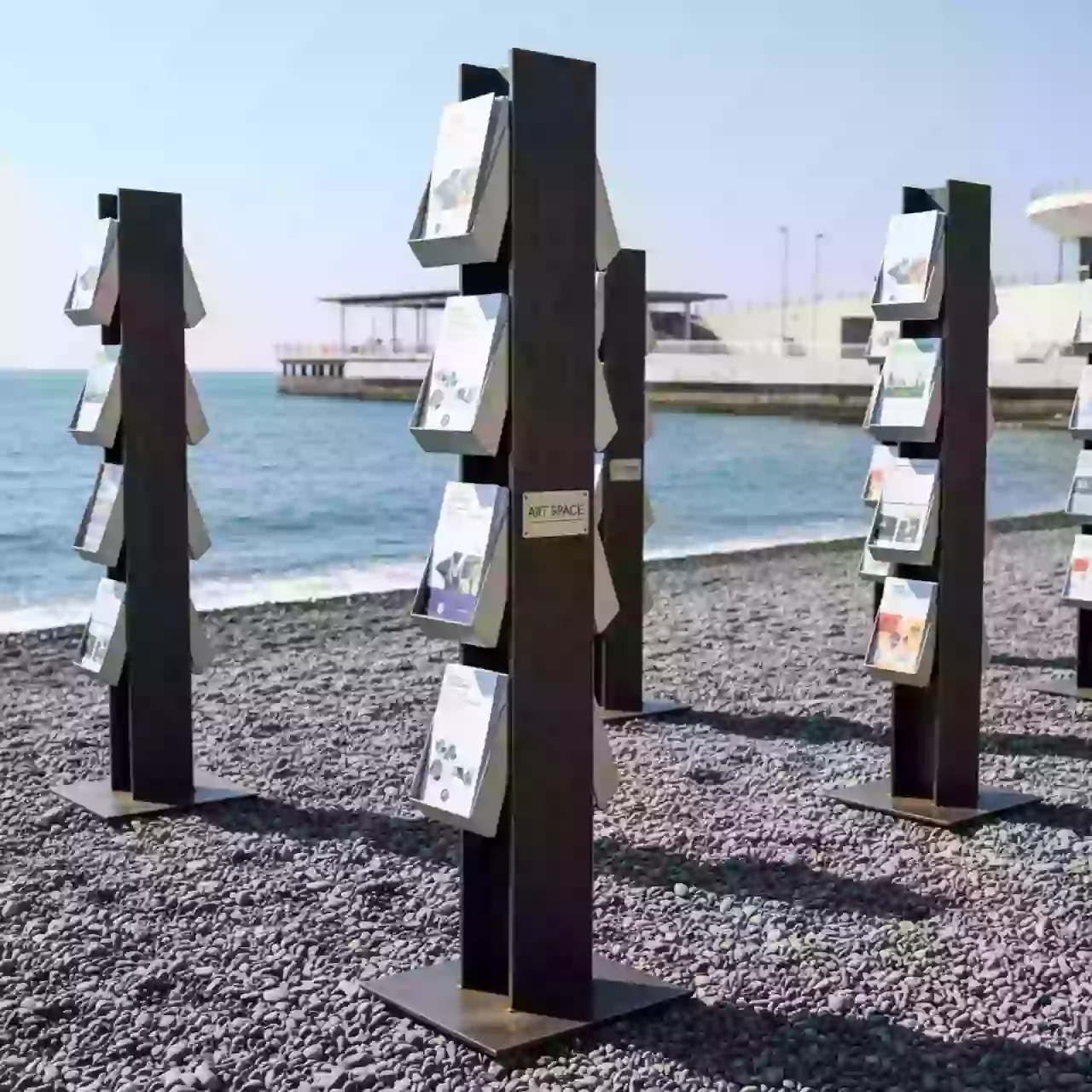 Аренда Стойки напольные для рекламных материалов на пляже «Маяк» — ART SPACE