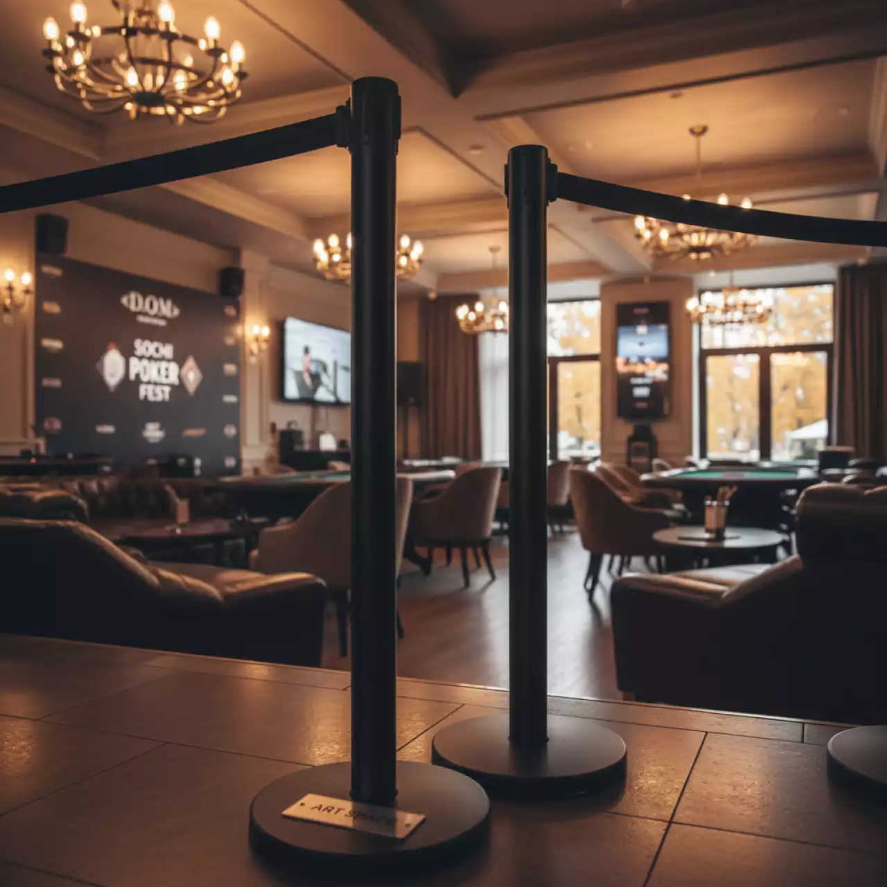 Аренда Стойки ограждения черные с вытяжной лентой в ресторане «D.O.M» — ART SPACE