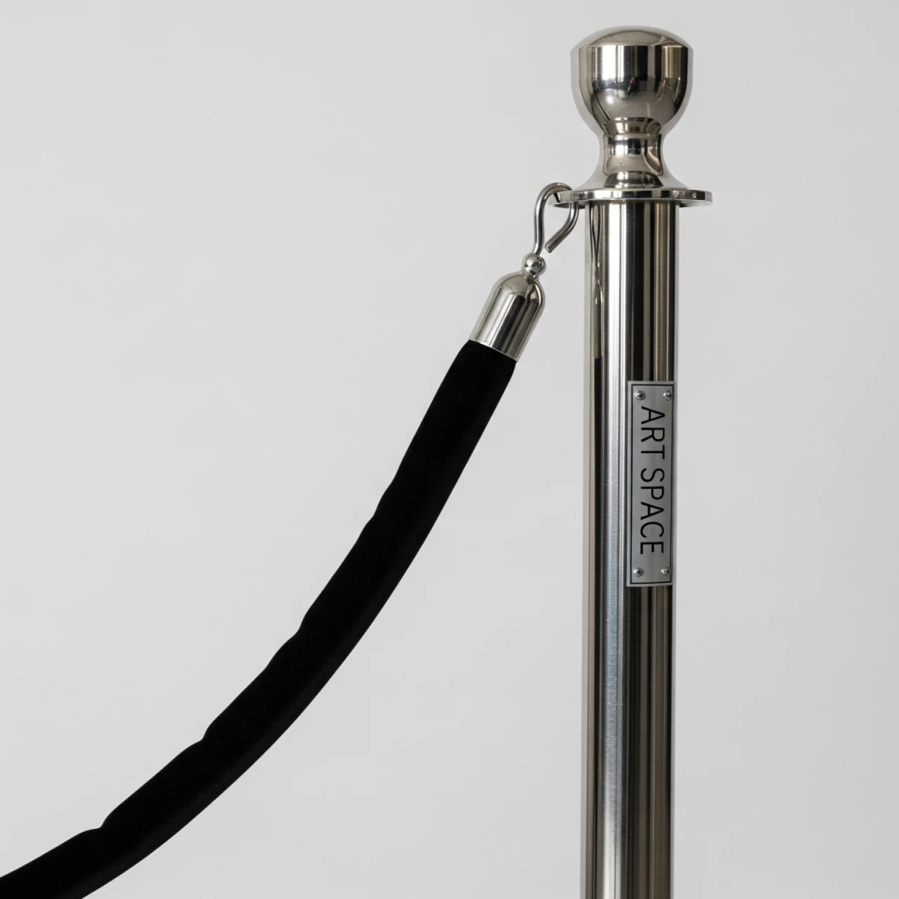 Аренда Стойки серебристой с черным канатом на пляжных клубах Хосты — ART SPACE