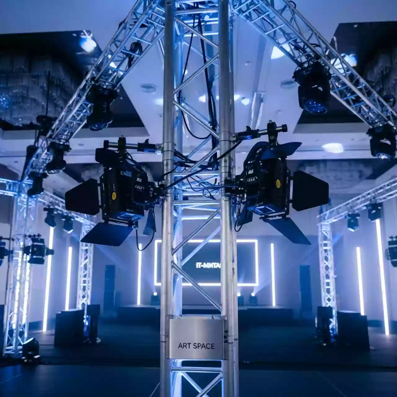 Аренда Стойки световые элеваторы 9 в Pullman Sochi Centre — ART SPACE